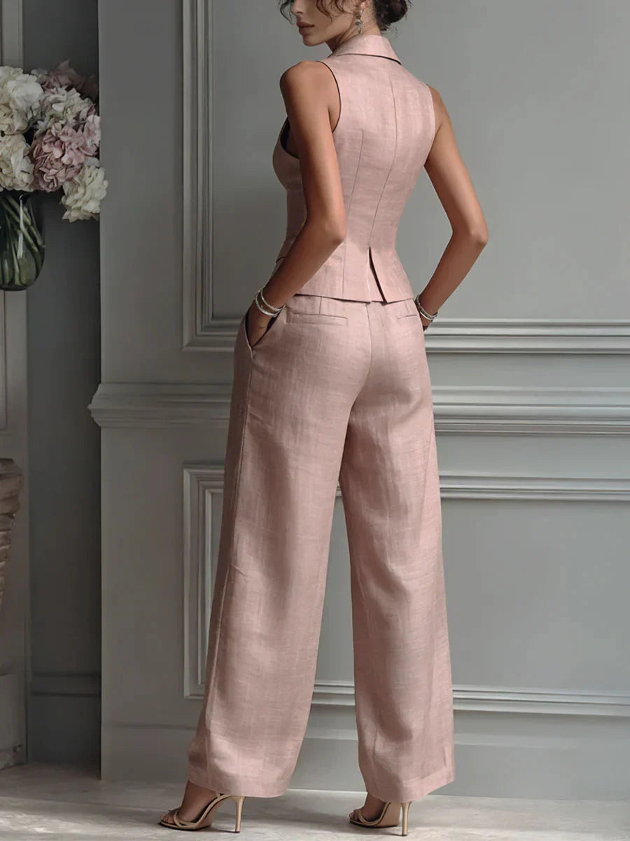 Gilet senza maniche e pantaloni palazzo a vita alta compongono questo tailleur donna elegante. Stile ufficio.