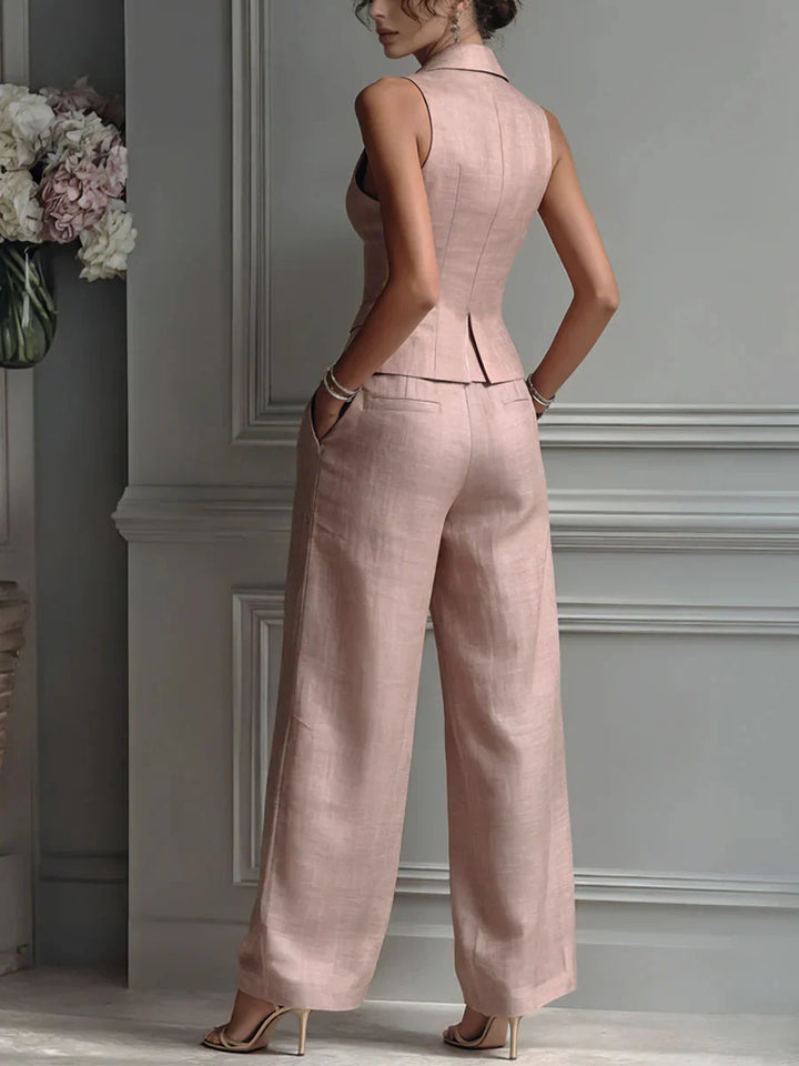 Gilet senza maniche e pantaloni palazzo a vita alta compongono questo tailleur donna elegante. Stile ufficio.