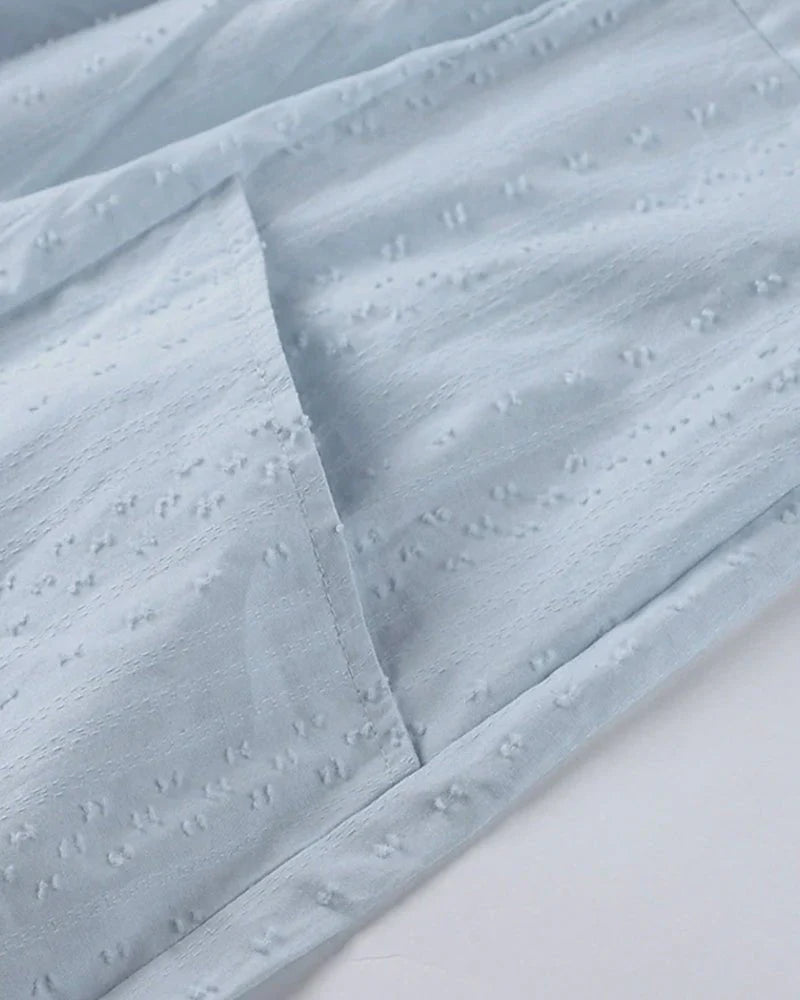 Vestito tunica da donna con cappuccio, scollo a V e maniche arrotolabili. Comfort e stile per ogni giorno.