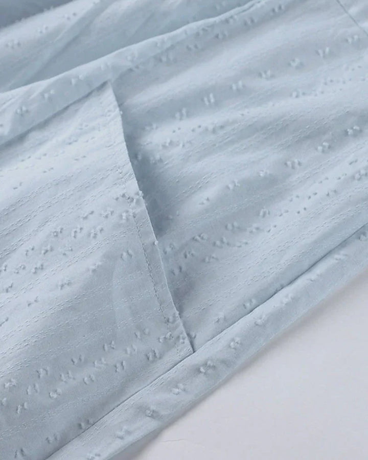 Vestito tunica da donna con cappuccio, scollo a V e maniche arrotolabili. Comfort e stile per ogni giorno.