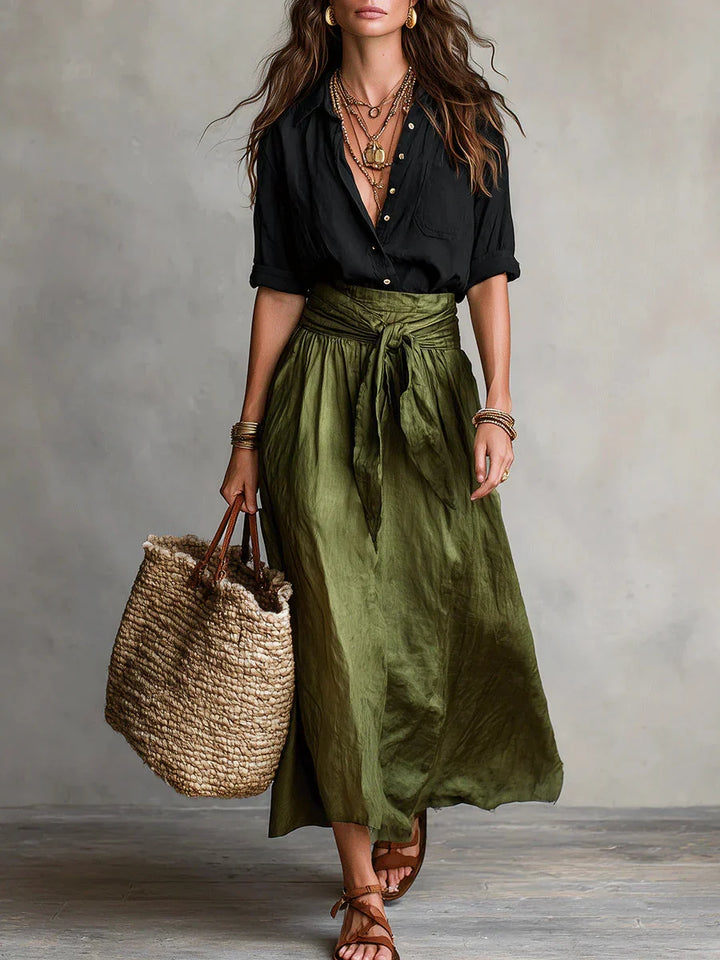 Gonna lunga donna a vita alta nera con cintura. Design fluido, zip laterale. Per look eleganti.