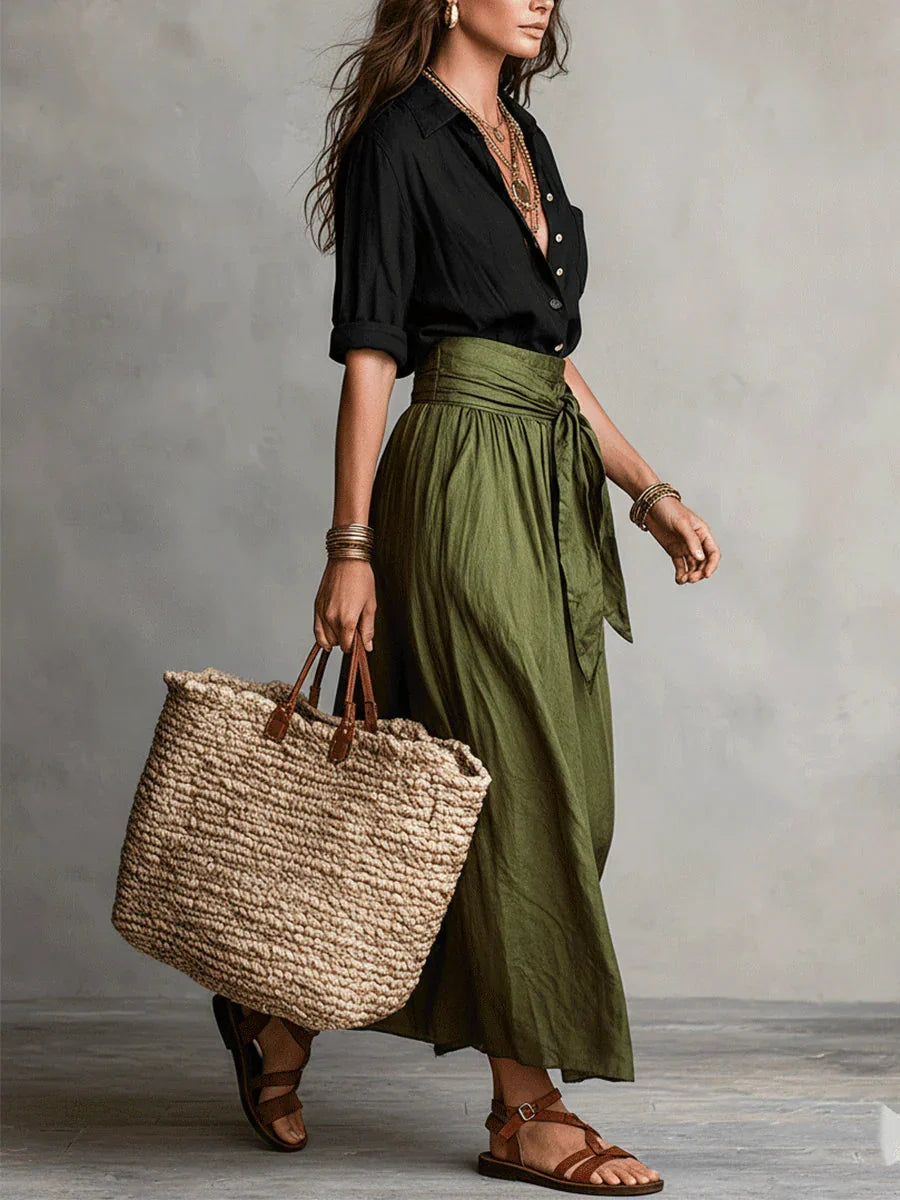 Gonna verde donna a vita alta, lunga e fluida, con zip laterale e cintura per un tocco versatile.