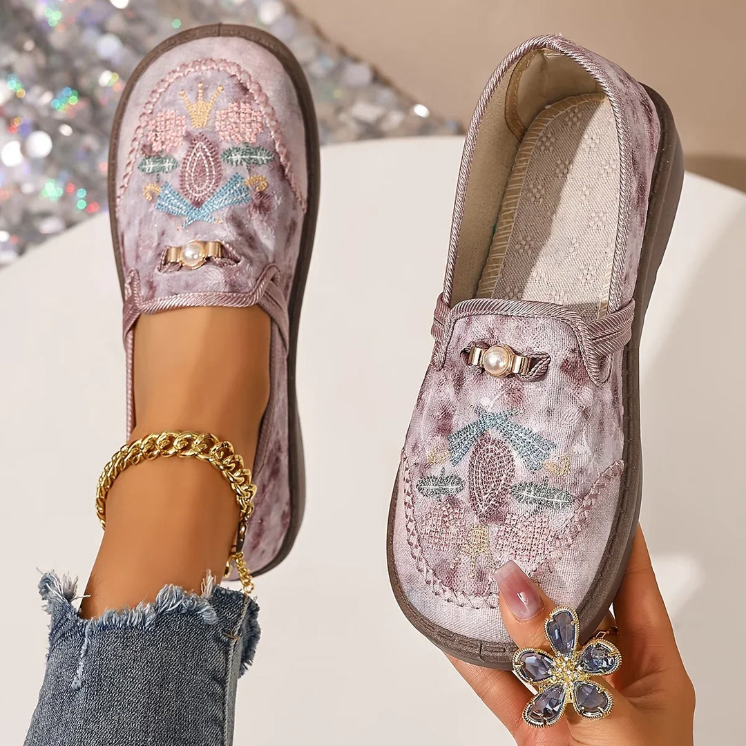 Scarpe basse da donna, mocassini primaverili con ricamo artigianale e perle, moda comoda e sofisticata.