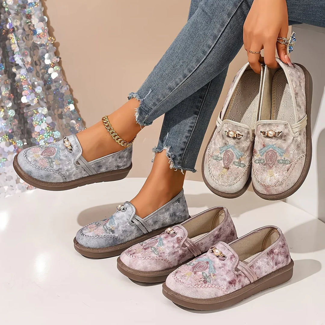 Mocassini donna ricamati con perle, calzature eleganti e versatili per outfit casual o formali estivi.