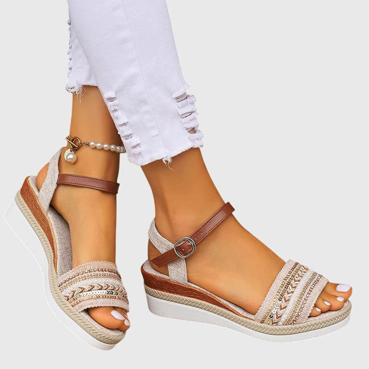 Eleganti sandali donna con zeppa intrecciata e laccetto caviglia regolabile. Calzature estive comode e casual.