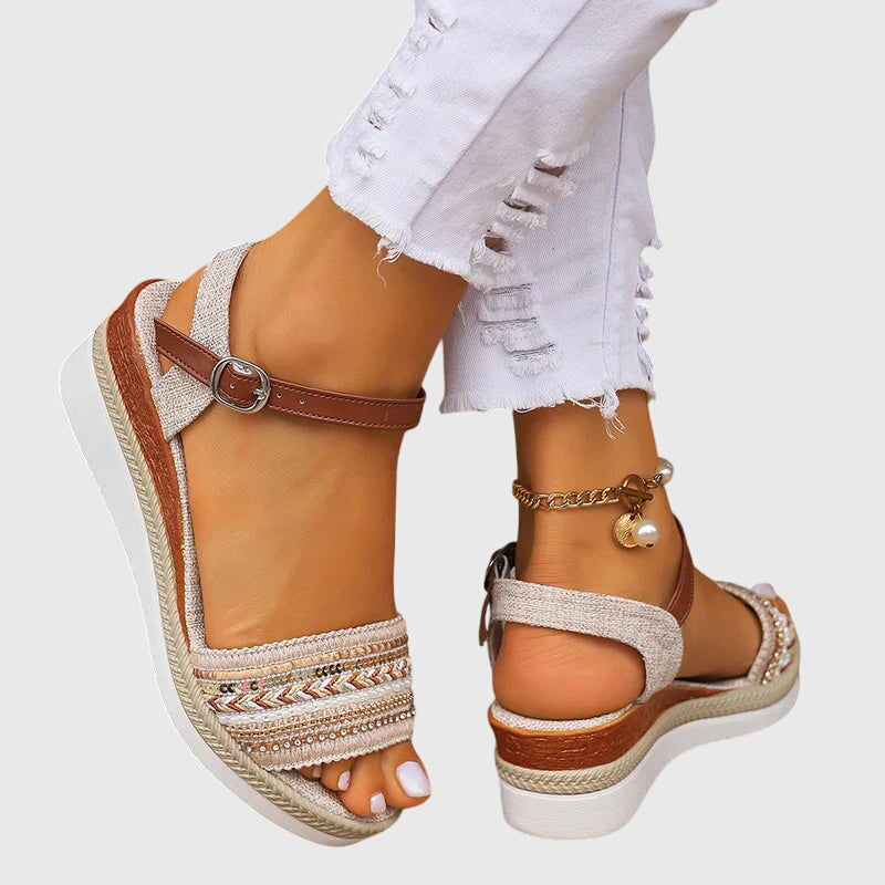 Sandali estivi donna con zeppa intrecciata, design bianco marrone e laccetto regolabile per un comfort ottimale.