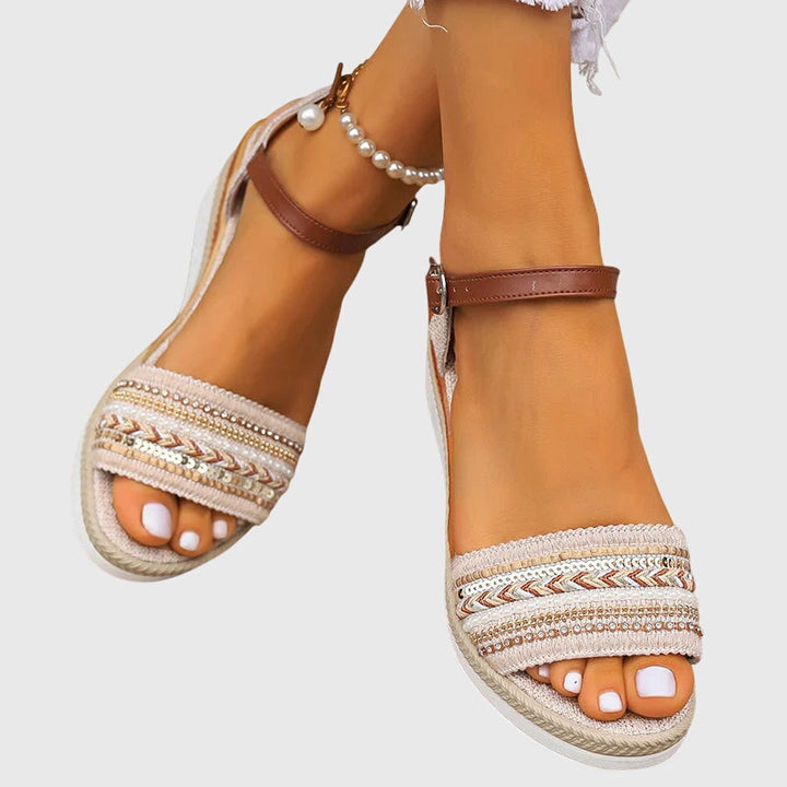 Scarpe donna moda estiva: sandali con zeppa intrecciata, laccetto alla caviglia. Stile casual ed eleganza.