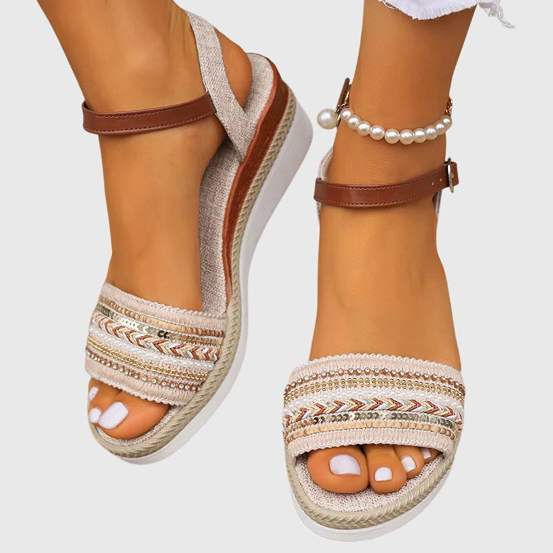 Calzature donna: sandali zeppa intrecciati bianco marrone, con laccetto regolabile, ideali per comfort estivo.