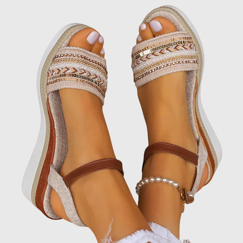 Sandali donna zeppa intrecciati con laccetto caviglia regolabile. Scarpe comode e alla moda per l'estate.
