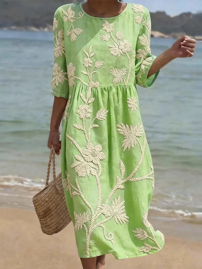 Vestito midi donna con vivace ricamo floreale e maniche 3/4. Design estivo in colori pastello per moda donna.