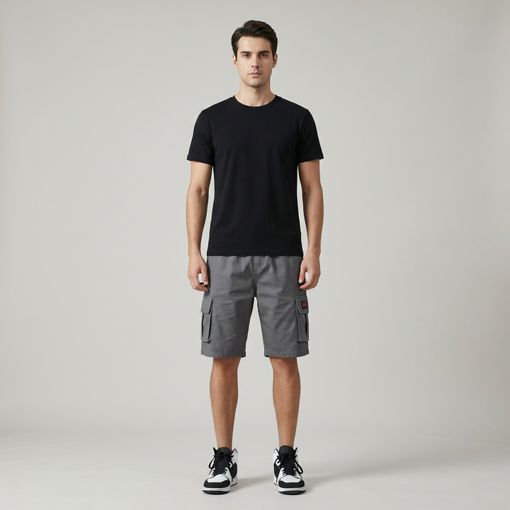 Pantaloncini cargo uomo multitasche, vestibilità rilassata. Ideali per comfort casual estivo e viaggio.
