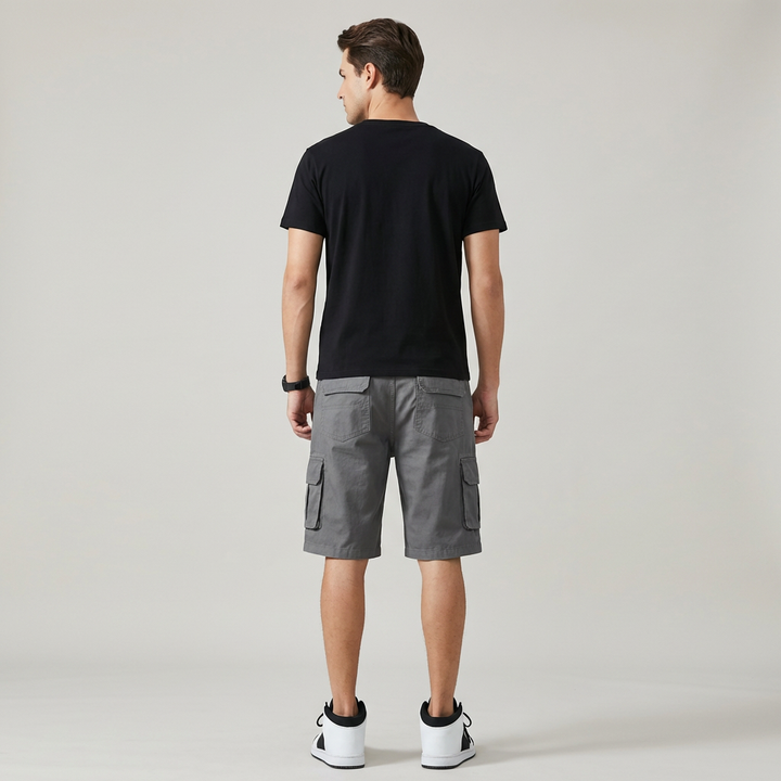 Dettaglio: pantaloncini cargo uomo con pratiche multitasche laterali. Perfetti per escursioni e avventura.
