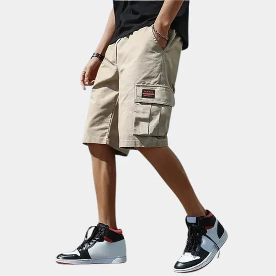 Tessuto resistente pantaloncini cargo uomo. Comodi e traspiranti, perfetti per attività all'aperto estive.