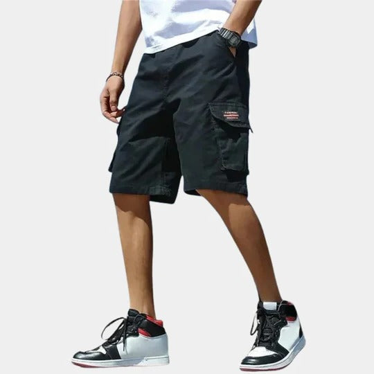 Retro pantaloncini cargo uomo multitasche. Design funzionale per un look casual, sportivo e versatile.