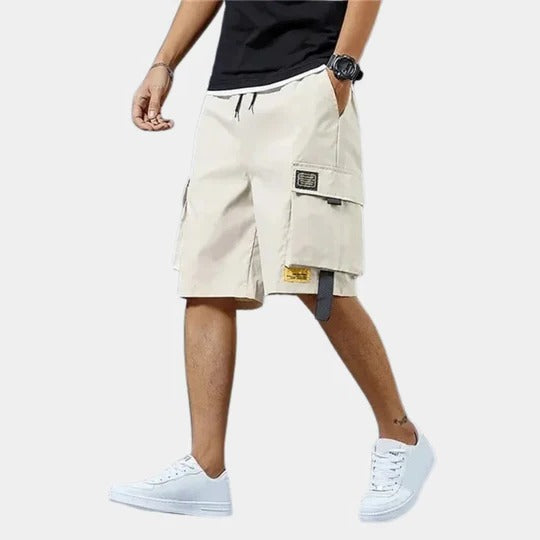 Pantaloncini cargo uomo: look estivo casual e rilassato. Multitasche pratiche per il viaggio o la città.