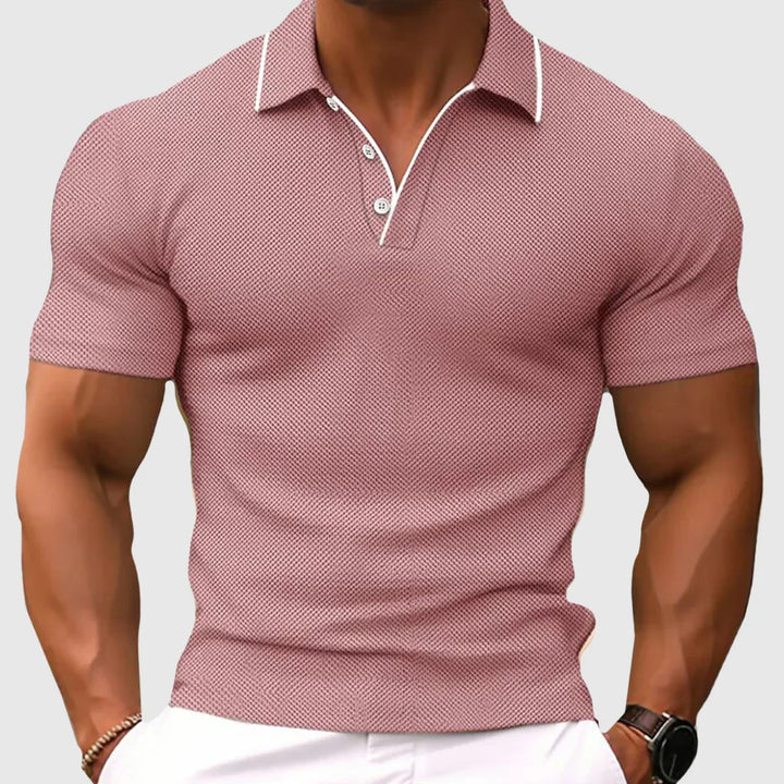 Modello indossa polo uomo in maglia a maniche corte, look estivo casual e confortevole.