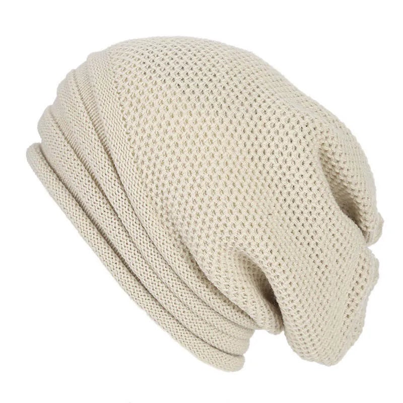 Accessorio moda invernale: beanie slouchy ragazza con trama a nido d'ape, ideale per comfort e stile casual.