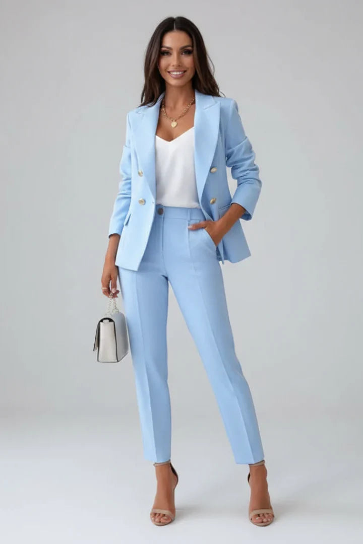 Tailleur donna elegante con blazer doppiopetto e pantaloni dritti, look professionale e chic per l'ufficio.