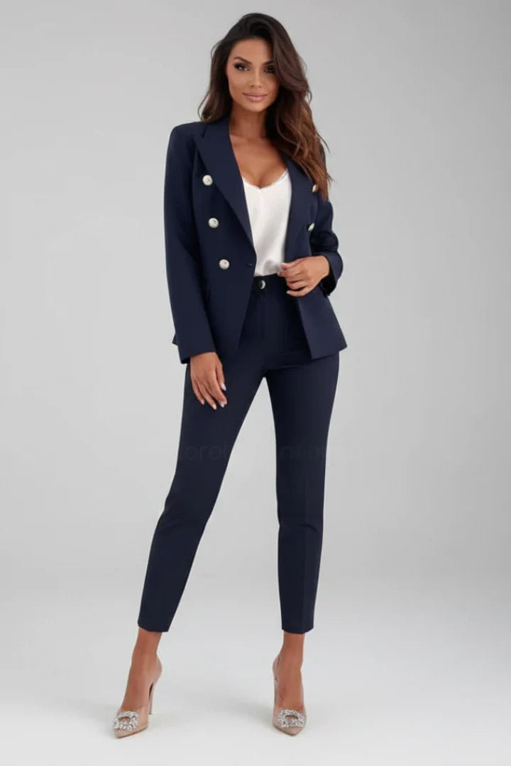 Completo elegante da donna, blazer doppiopetto e pantaloni. Ideale per abbigliamento ufficio e outfit formale.