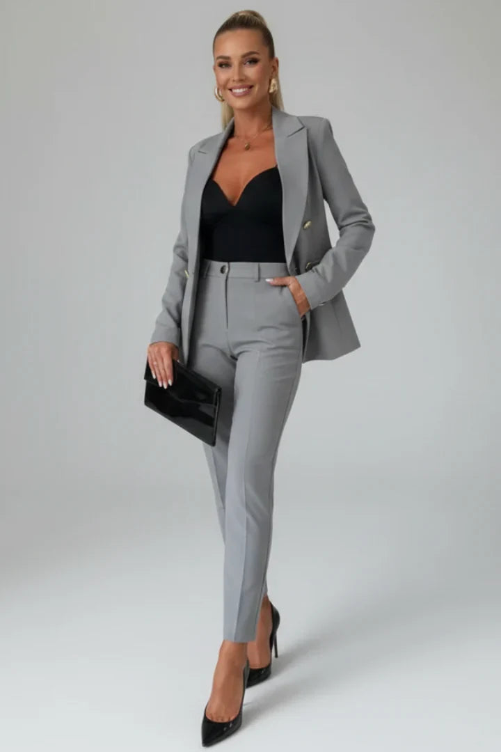 Tailleur donna versatile: blazer doppiopetto e pantaloni dritti per un look elegante e professionale e chic.