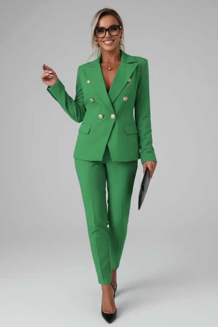 Completo formale da donna: blazer doppiopetto e pantaloni dritti, un capo essenziale per l'abbigliamento ufficio.