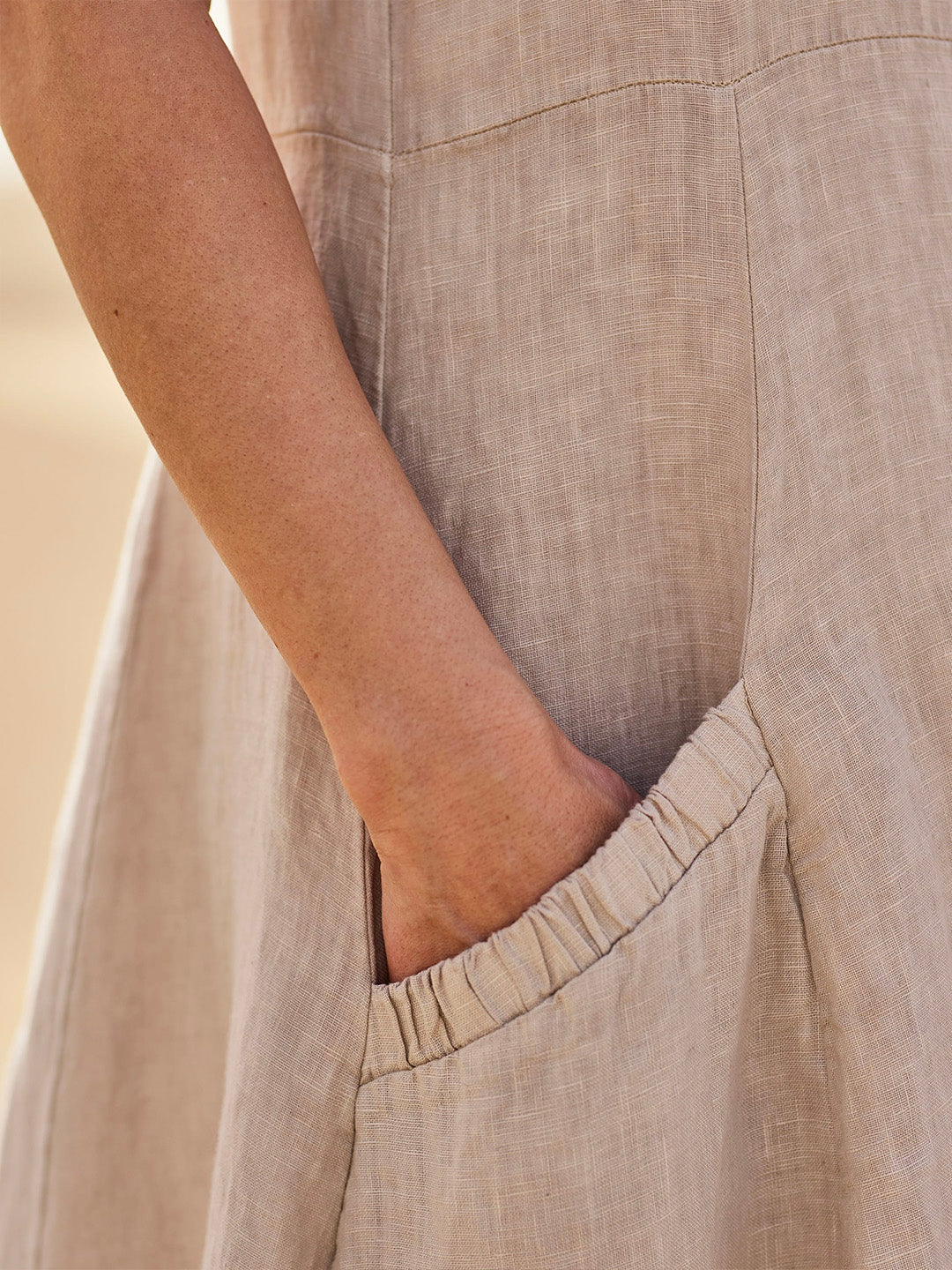 Vestito primavera donna versatile con scollo rotondo, ideale per look eleganti.