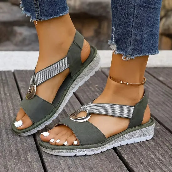 Sandali eleganti da donna con supporto plantare e cinturino intrecciato per comfort estivo.