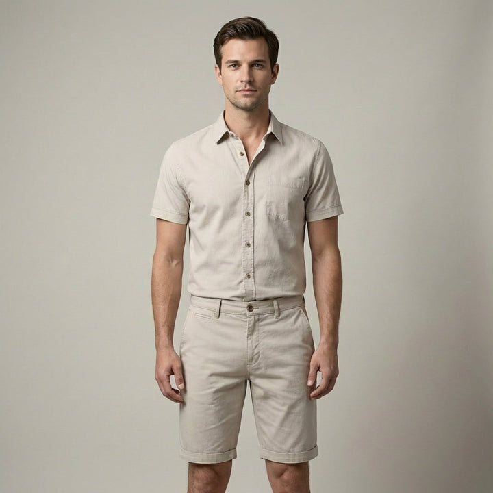 Pantaloncini uomo comodi, tasche laterali, chiusura a bottone. Ideali per casual e tempo libero estivo.