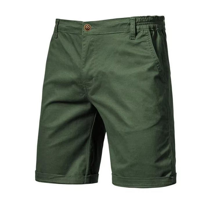Pantaloncini uomo morbidi e comodi, con tasche laterali e bottone. Essenziali per outfit estivi versatili.