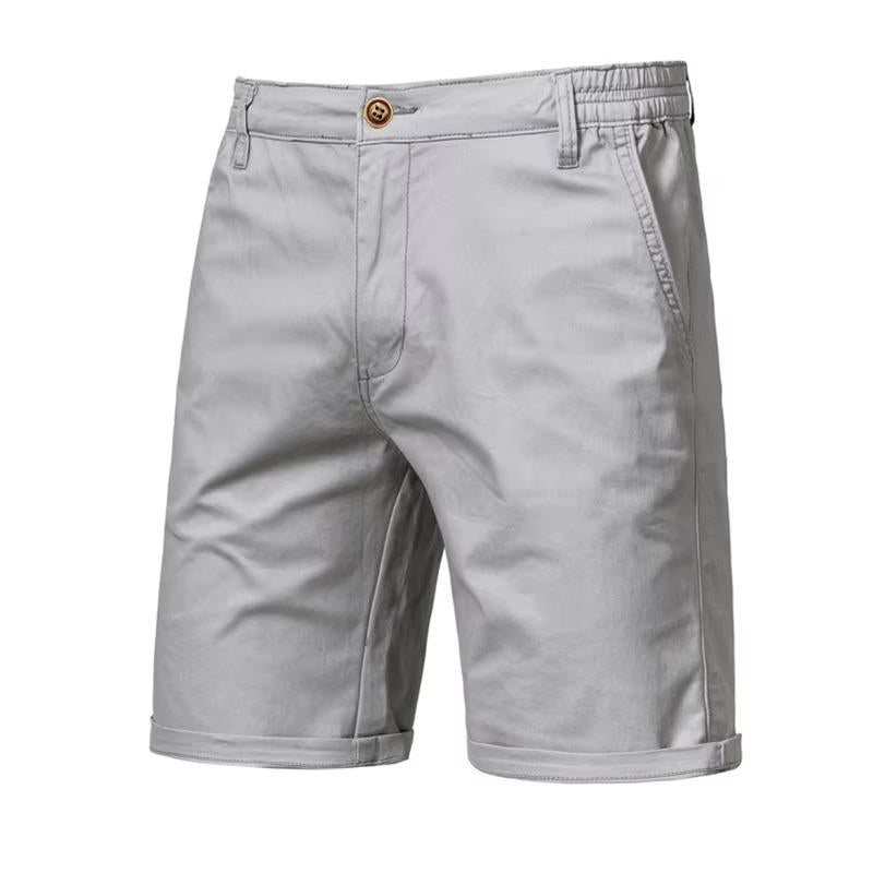 Pantaloncini uomo versatili e comodi, con tasche e chiusura a bottone. Ideali per il casual estivo.
