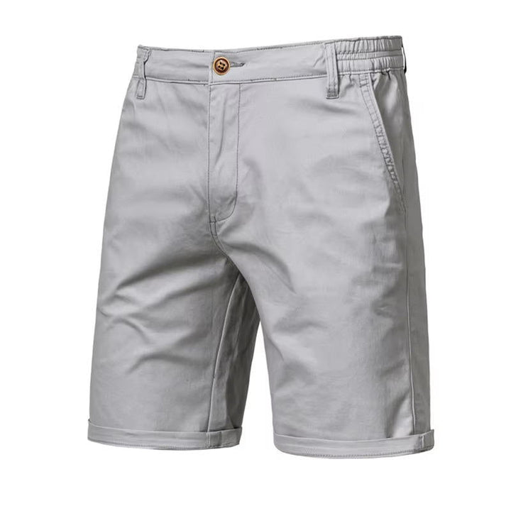Pantaloncini uomo versatili e comodi, con tasche e chiusura a bottone. Ideali per il casual estivo.