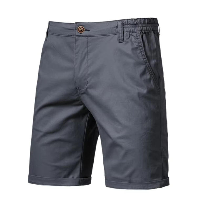 Pantaloncini da uomo estivi con pratica chiusura a bottone e comode tasche laterali. Look casual.