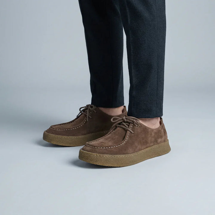 Mocassini uomo in pelle con suola crepe e cucitura moc-toe, perfetti per uno stile casual ed elegante.