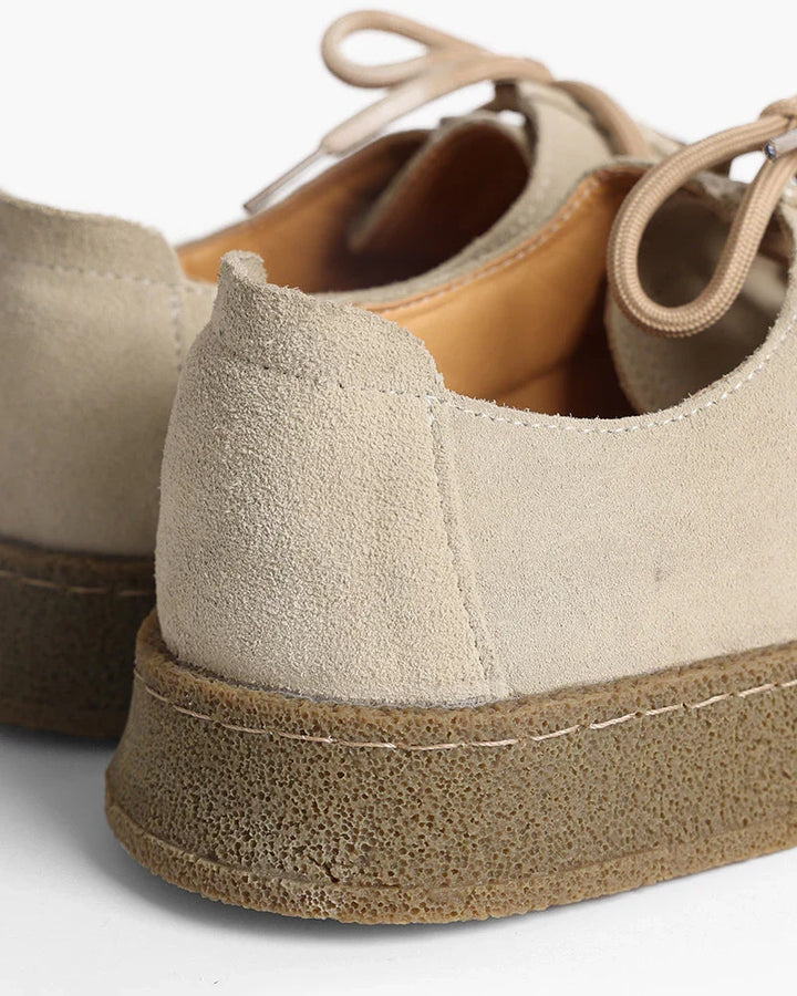 Eleganti calzature uomo: mocassini con suola crepe e cucitura moc-toe, perfetti per lo stile quotidiano.