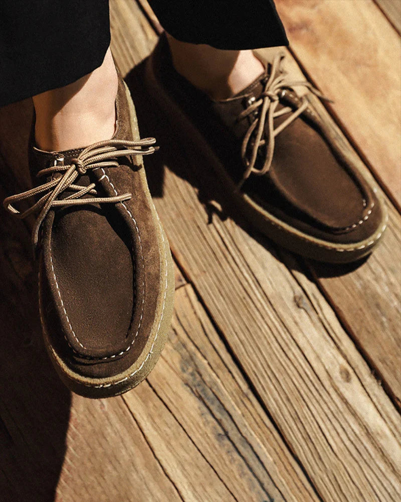 Calzature uomo: mocassini casual con distintiva cucitura moc-toe e suola crepe ammortizzante.