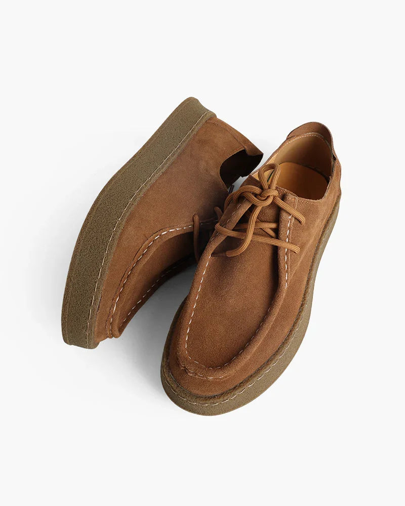 Versatili mocassini uomo in pelle con suola crepe, perfetti per look sia casual che eleganti.