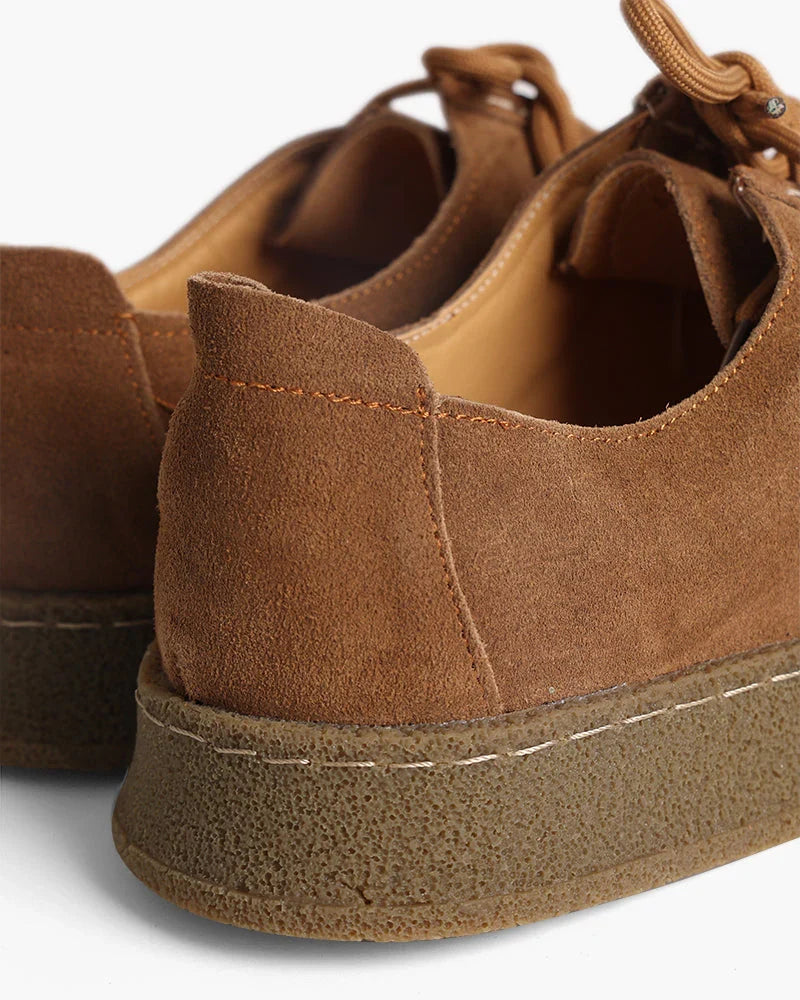 Comodi mocassini uomo con suola crepe, cucitura moc-toe e design per eleganza disinvolta.