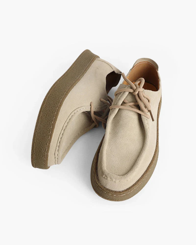 Mocassini loafers da uomo, caratterizzati da cucitura moc-toe e suola crepe resistente.