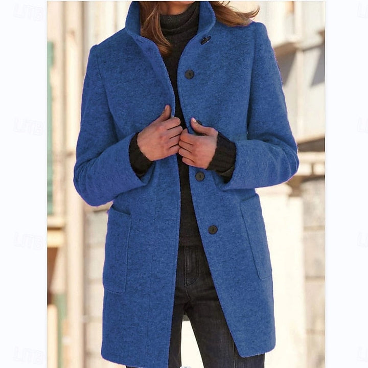 Cappotto donna sfiancato elegante con collo alto, perfetto per l'inverno e la moda classica.