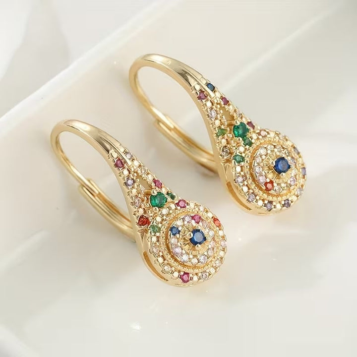 Orecchini pendenti donna placcati oro con perle bianche e strass scintillanti, ideali per cerimonia.