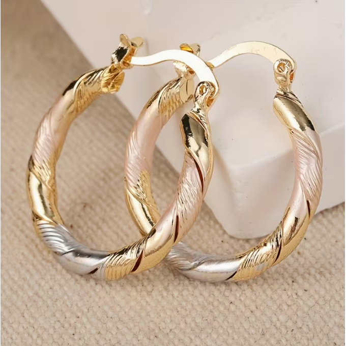 Orecchini a cerchio donna tricolore intrecciati placcati oro, argento e rosa. Gioielli eleganti con chiusura sicura.