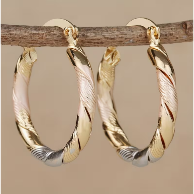 Orecchini a cerchio da donna intrecciati tricolore oro, argento e rosa. Design raffinato con chiusura sicura.