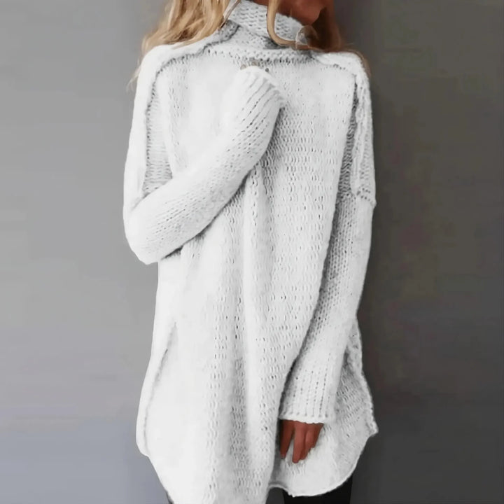 Caldo maglione dolcevita lavorato a mano grigio per donna, essenziale per l'inverno e il comfort quotidiano.