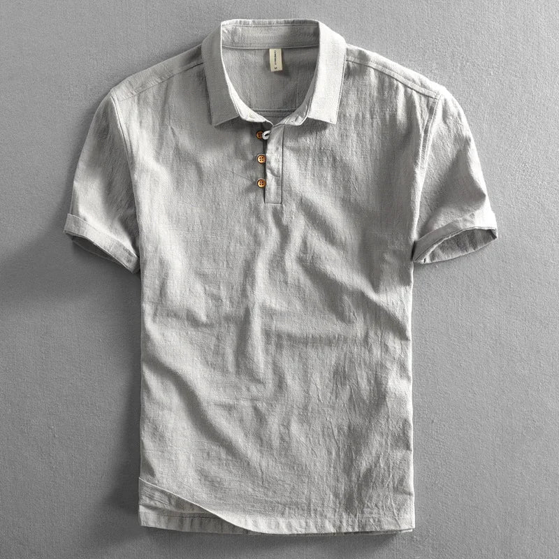 Polo uomo blu marina a manica corta, per un comfort quotidiano e uno stile casual impeccabile. Abbigliamento maschile.