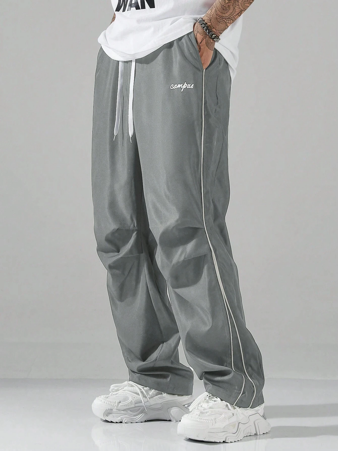 Pantaloni sportivi uomo, comfort relax, vita elastica, gamba dritta. Ideali per tempo libero e stile urbano.