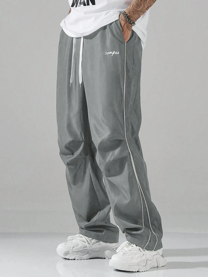 Pantaloni sportivi uomo, comfort relax, vita elastica, gamba dritta. Ideali per tempo libero e stile urbano.