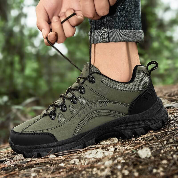 Scarponi da trekking uomo robusti per escursionismo, garantiscono comfort e stabilità su sentieri outdoor.
