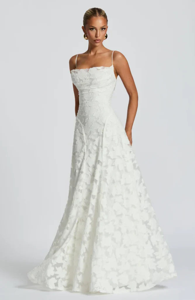 Abito lungo da donna, vestito elegante con scollo a cuore, per cerimonie e eventi serali.
