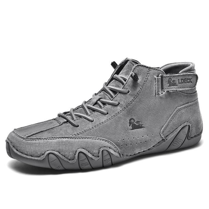 Scarpe ortopediche uomo per il benessere quotidiano. Sneakers moda con design traspirante e idrorepellente.