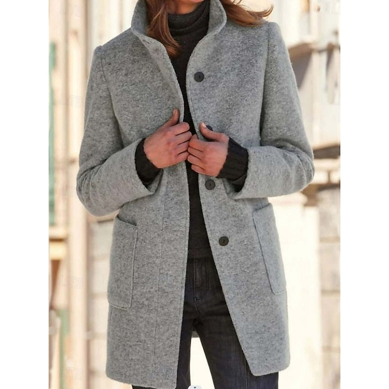 Cappotto donna invernale con design classico ed elegante, collo alto e taglio sfiancato per un look alla moda.